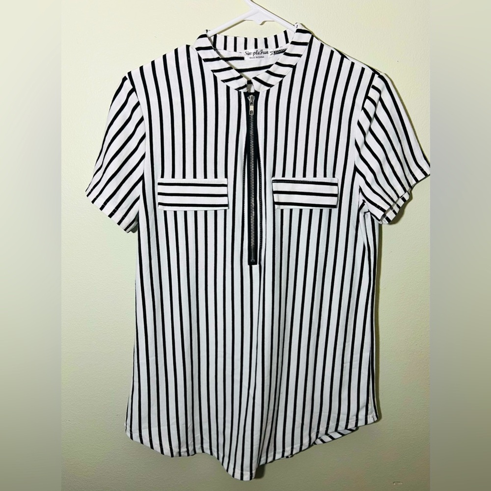 Like NEW: Simplefun Black and White Short Sleeve Zipper Top! Size medium.